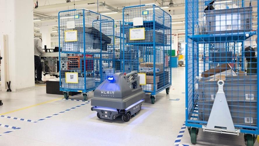 而且张愉对掌链表示,mir的amr机器人可以很好地与工厂内负责产品打包